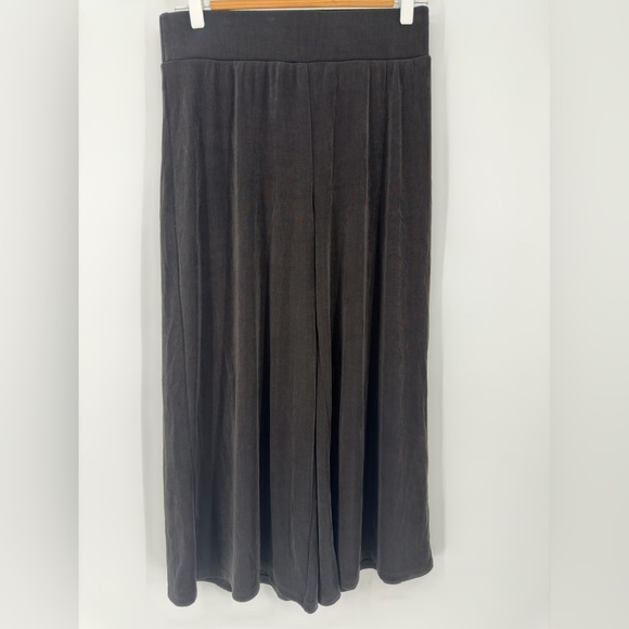 Chico’s Travelers Black Ribbed Gaucho Pants Crops Size 1 (Size Medium) - Picture 2 of 3